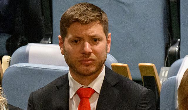 الشاباك يؤكد إجلاء يائير نتنياهو سراً من أميركا إلى إسرائيل إثر "تهديد إيراني" باغتياله