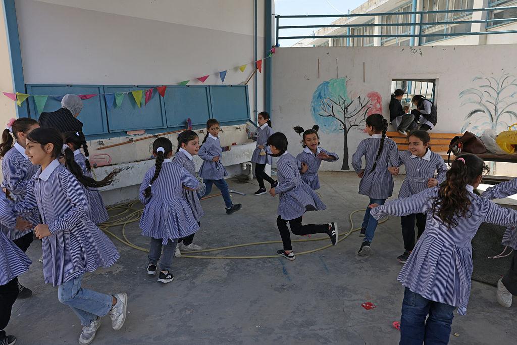 سحب تصاريح المعلمين يحول دون افتتاح العام الدراسي