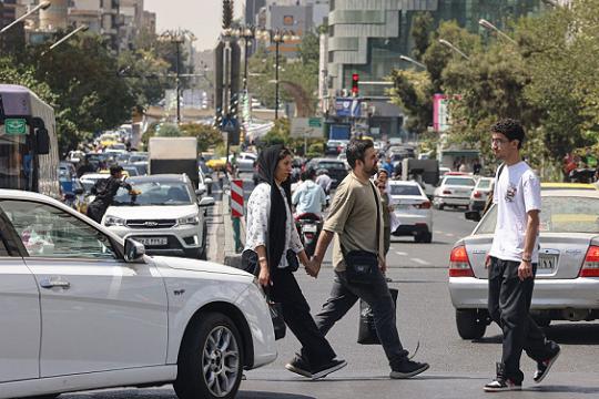 ترامب يهدد بضرب موقع "جبل الفأس" الإيراني وتقارير تكشف عن مساعٍ أميركية لاتفاق شامل