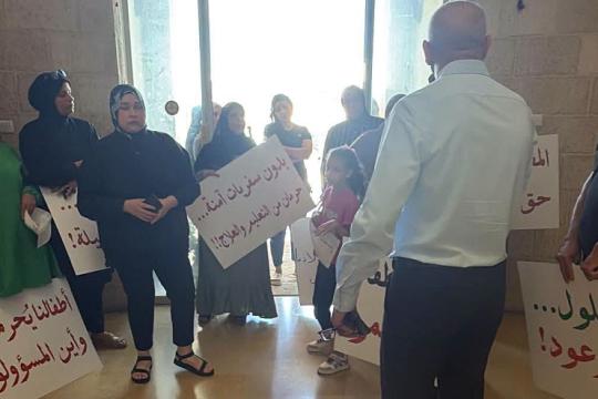 قلنسوة: أمهات يحتججن على غياب سفريات طلاب ذوي الاحتياجات الخاصة والبلدية تعلّق الإضراب