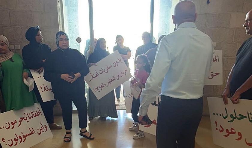 احتجاجات مع بدء العام الدراسي للمطالبة بتأمين وسائل النقل.. والبلدية تتراجع عن إضراب المدارس بعد اتصالات مع وزارة التربية والتعليم