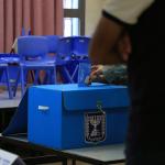 استطلاعات رأي إسرائيلية تظهر تقارباً حاداً بين نتنياهو وآيزنكوت وتأرجحاً لقوائم الحسم غداة إغلاق القوائم