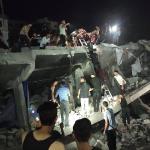 مأساة في غزة: استشهاد 20 فلسطينياً بينهم 8 أطفال إثر انهيار مبنى سكني متضرر على النازحين