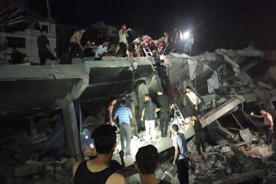 مأساة في غزة: استشهاد 20 فلسطينياً بينهم 8 أطفال إثر انهيار مبنى سكني متضرر على النازحين