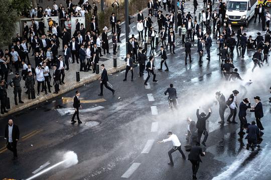آلاف الحريديين يتظاهرون في القدس دعماً لممتنعين عن التجنيد