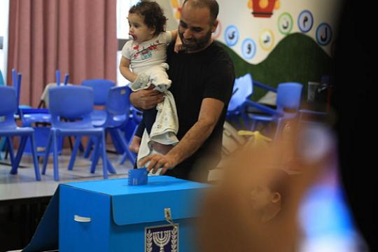 استطلاع "كان 11": المعارضة الإسرائيلية تتقدم بمقعد وحزب "يَشار" يتصدر النتائج بـ23 مقعداً