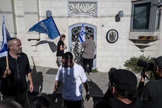 أزمة دبلوماسية متصاعدة: بريطانيا تهدد بطرد 27 دبلوماسياً إسرائيلياً ورَفَض تل أبيب التراجع عن إغلاق قنصلية القدس