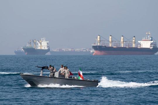 60 دولة تتعهد بضمان حرية الملاحة ورفض رسوم العبور بالمضائق وسط تصاعد التوتر الإيراني الأمريكي