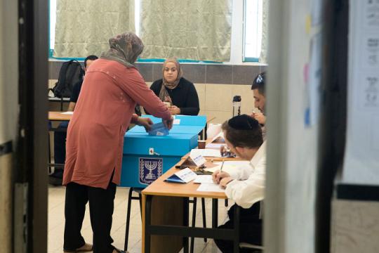 نتنياهو وسموتريتش يخططان لنشر ألفي مراقب في البلدات العربية قبيل انتخابات الكنيست