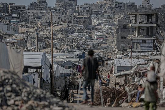 الجيش الإسرائيلي يدفع نحو استئناف الحرب على غزة ويعرقل ترتيبات الإدارة والإعمار