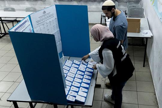 الشاباك يحذّر من تعميم الاتهامات على المجتمع العربي واليمين يواصل التشكيك بنتائج الانتخابات الإسرائيلية