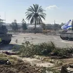 إسرائيل تحدد ضوابط فتح معبر رفح: خروج محدود لعناصر حماس وعائلاتهم بدون تفتيش مباشر