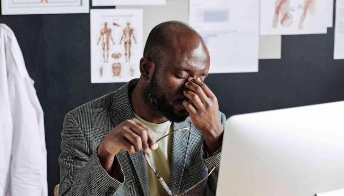 اعتماد مفرط على المؤشرات البيئية يعيق تعديل المعتقدات ويزيد من السلوكيات الضارة