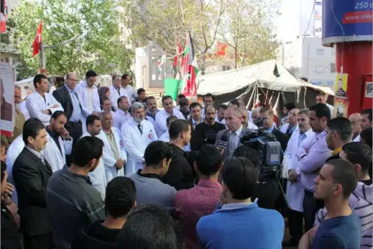 وقفة تضامنية أمام مقر الصليب في غزة دعمًا للطواقم الطبية المعتقلين