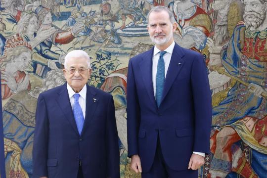 عباس يجتمع بملك إسبانيا في مدريد لبحث تعزيز العلاقات وتثبيت وقف إطلاق النار