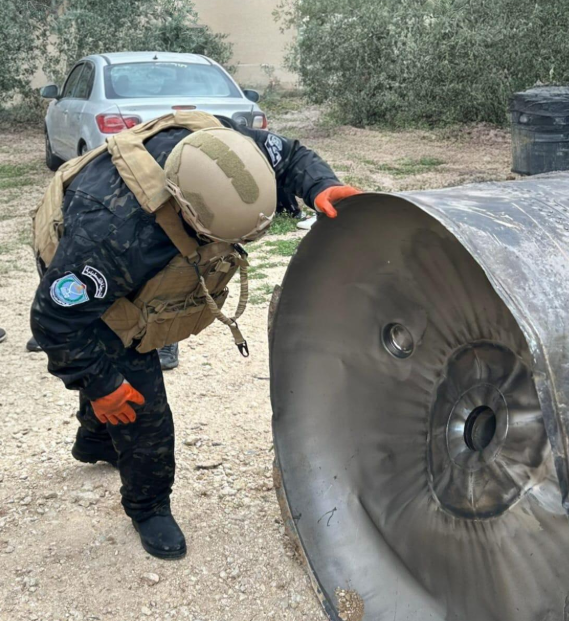 شرطة الخليل تدعو المواطنين للإبلاغ الفوري عن الأجسام المشبوهة وتجنب الاقتراب منها