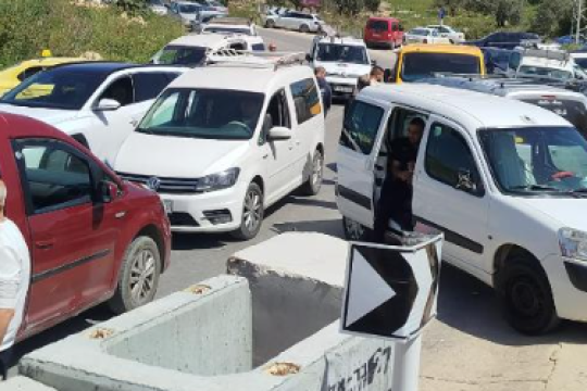 لليوم الخامس.. إغلاق مدخل الزاوية شمال سلفيت يشلّ الحركة ويفاقم معاناة السكان