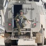 ضابط إسرائيلي يسرق حجرًا أثريًا من حي فلسطيني بطولكرم وسط جدل واسع