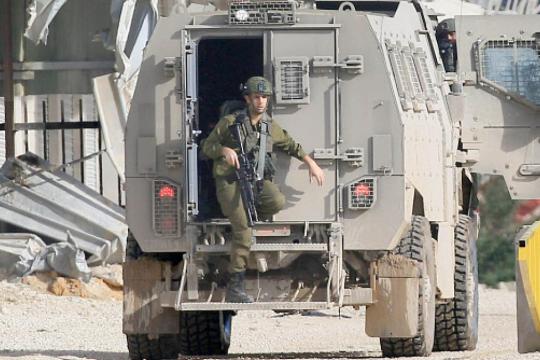 ضابط إسرائيلي يسرق حجرًا أثريًا من حي فلسطيني بطولكرم وسط جدل واسع