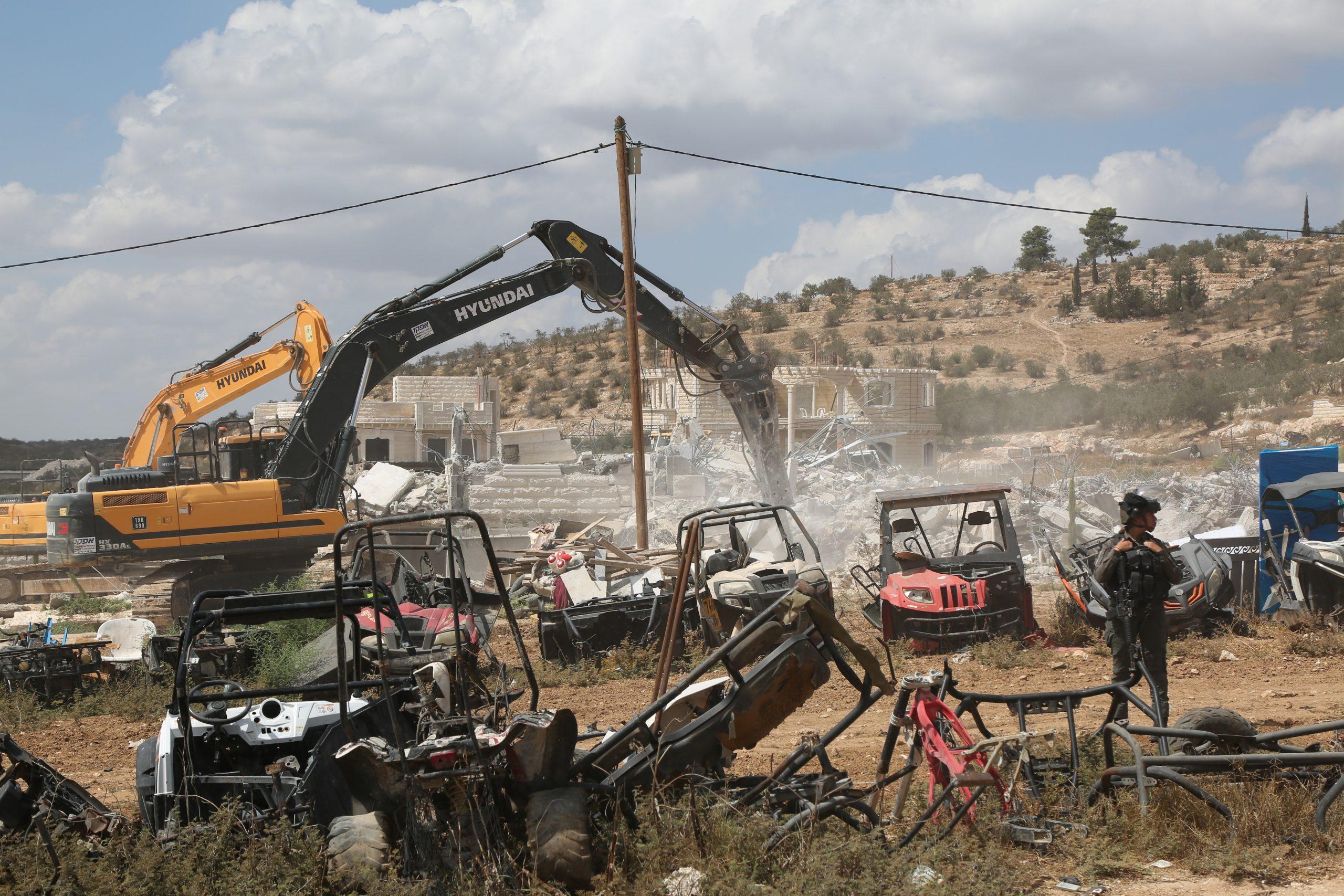 إصابات بالرصاص في بيت لحم والبيرة.. وتجريف أراضٍ واقتلاع زيتون شمال غرب الخليل