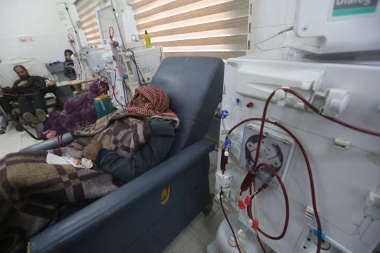في غزة.. بين المرض والعلاج وقت قد لا يملكه المريض