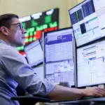 وول ستريت تنهي أسبوعاً متقلباً على ارتفاع وسط قوة الاقتصاد وقلق متزايد بشأن السندات