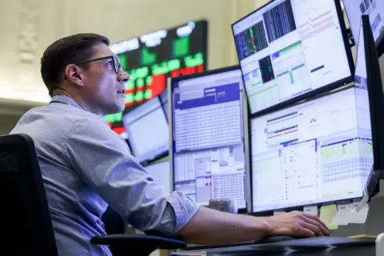 وول ستريت تنهي أسبوعاً متقلباً على ارتفاع وسط قوة الاقتصاد وقلق متزايد بشأن السندات