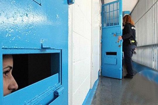 تقرير: استمرار الانتهاكات بحق الأسيرات الفلسطينيات في سجن "الدامون"