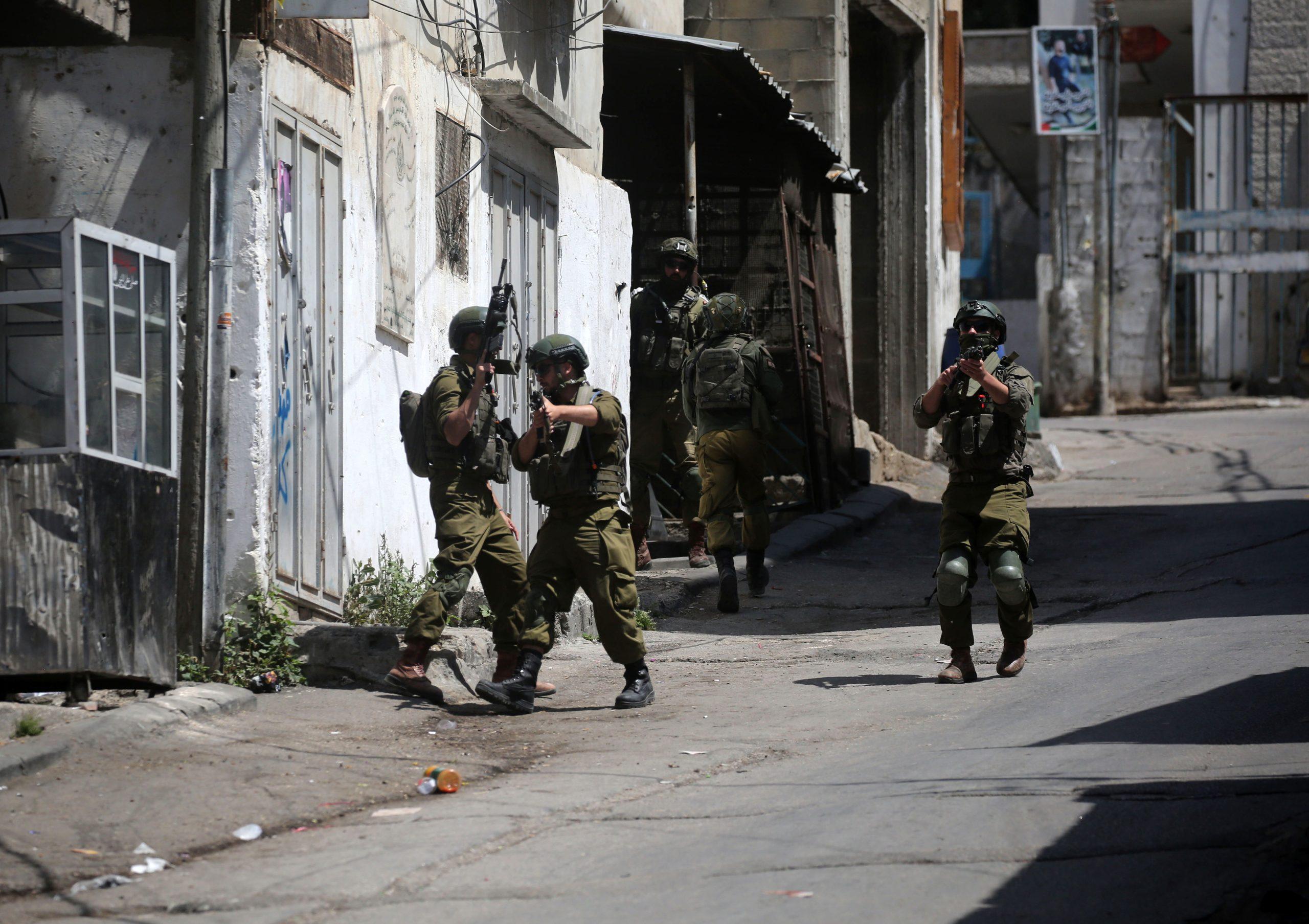 حاجز عسكري في بيت لحم، مستوطنون يهاجمون محولات كهرباء ويهدمون جدار منزل في نابلس