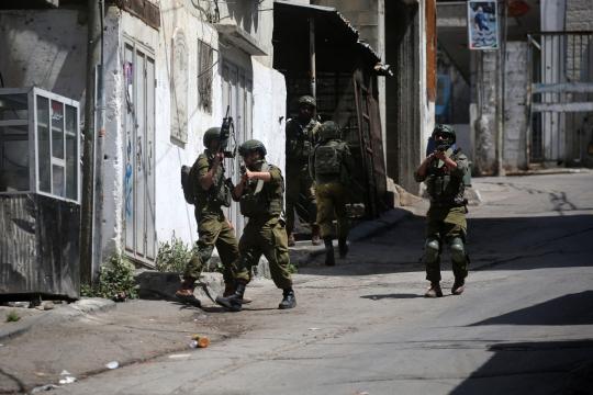 تواصل اعتداءات الاحتلال واعتقال عشرات الفلسطينيين في الضفة الغربية