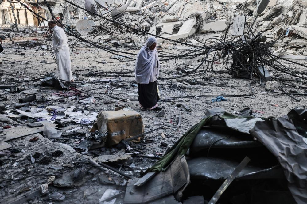 قصف مدفعي وإطلاق نار كثيف يستهدف خان يونس والزيتون وجباليا وسط دمار واسع