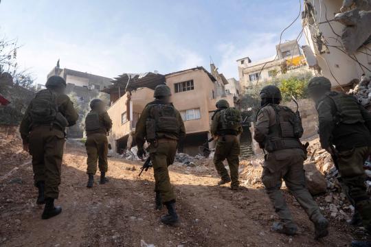 إصابات واعتقالات في الضفة الغربية إثر اعتداءات مستوطنين وحواجز للاحتلال