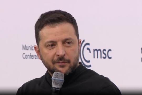 زيلينسكي يعتبر اقتراح ترامب بالتفاوض على أساس خط التماس "حلاً وسطاً جيداً" لكنه يشكك في قبول بوتين
