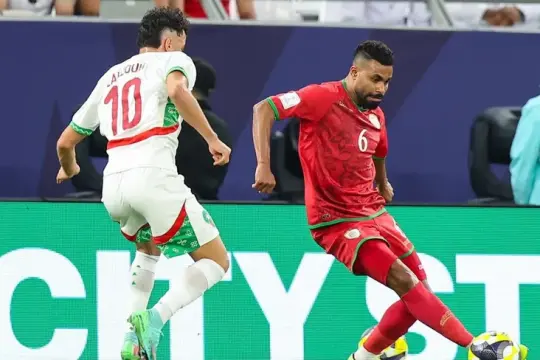 تعادل يُربك الحسابات.. المغرب يكتفي بنقطة أمام عُمان ويُرحّل الحسم لمباراة السعودية