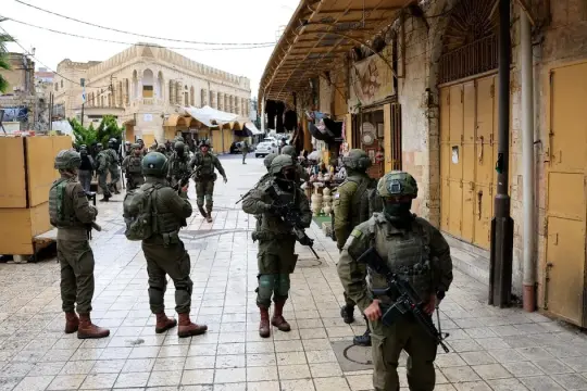 اقتحامات واعتقالات وإصابات خلال عمليات إسرائيلية في عدة مدن بالضفة الغربية