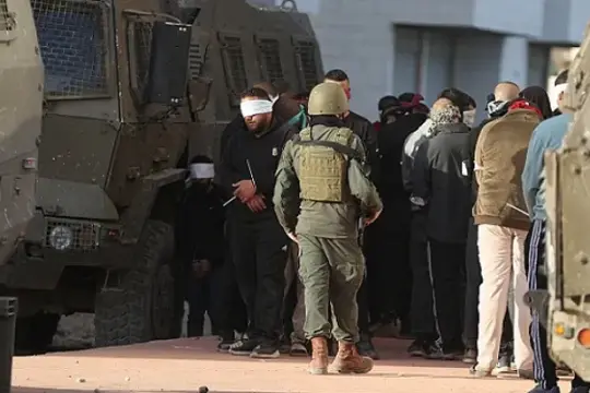 نادي الأسير: قوات الاحتلال تعتقل وتحقق ميدانياً مع 60 مواطنا