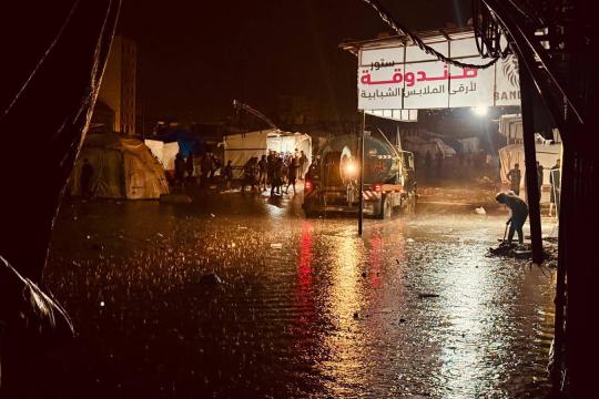 الأمطار الغزيرة تتسبب بانهيار منزل وإصابات بين نازحين في مدينة غزة