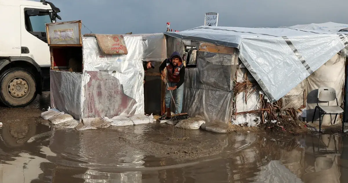 ارتفاع عدد الضحايا بين النازحين بفعل انهيار الخيام والمباني المتصدعة وسط برد ورياح وأمطار
