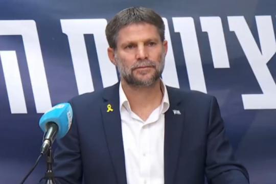 «يسرائيل هيوم»: مسؤولان فلسطينيان عرضا المساعدة في رفع العقوبات عن سموتريتش مقابل أموال المقاصة