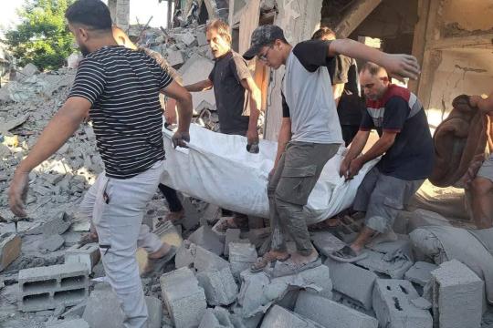 4 شهداء من عائلة واحدة إثر غارة على منزل في مشروع بيت لاهيا شمال غزة