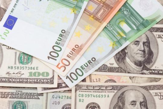 الدولار يحافظ على قوته وسط ضغوط على اليورو ومخاوف بشأن ديون فرنسا