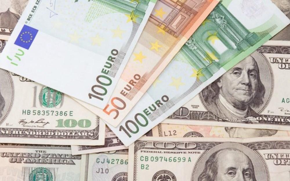 العملة الأميركية تقترب من أعلى مستوياتها في 17 شهراً رغم تراجع توقعات رفع الفائدة في أكتوبر، بينما يواجه اليورو ضغوطاً من ارتفاع الدين الفرنسي