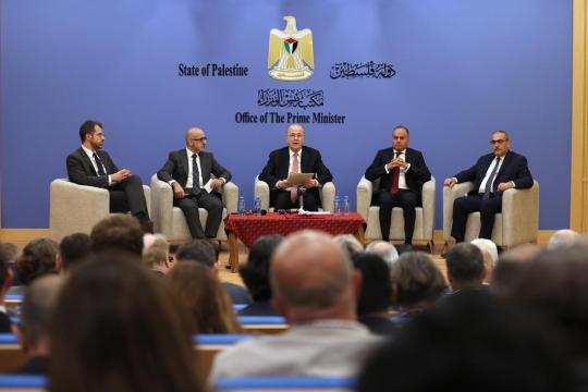 رئيس الوزراء الفلسطيني: السلطة لا تطلب ضمانات بشأن حكم غزة وتركز على إعادة الإعمار
