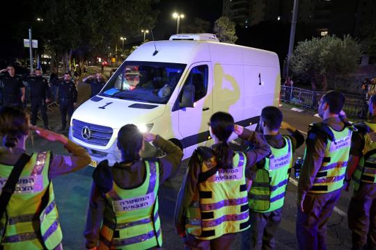 مكتب نتنياهو يعلن التعرف على جثامين ثلاثة محتجزين تمت إعادتها إلى إسرائيل