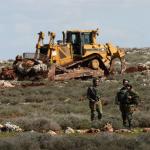 مستوطنون يواصلون تجريف أراضي المواطنين غرب نابلس لمد طريق استيطاني