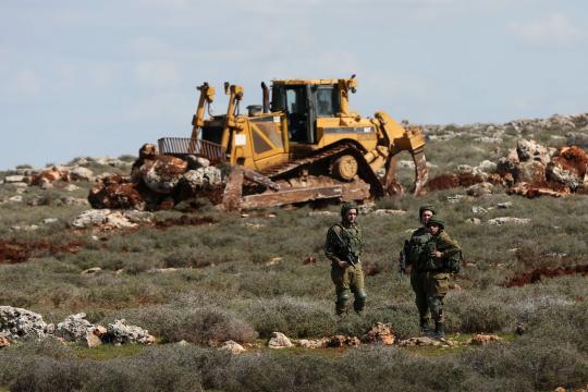 مستوطنون يواصلون تجريف أراضي المواطنين غرب نابلس لمد طريق استيطاني