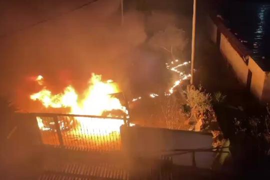 مستوطنون يحرقون مطعماً جنوب نابلس بعد اقتحامه وسرقة محتوياته وخسائر تُقدّر بمليون شيقل