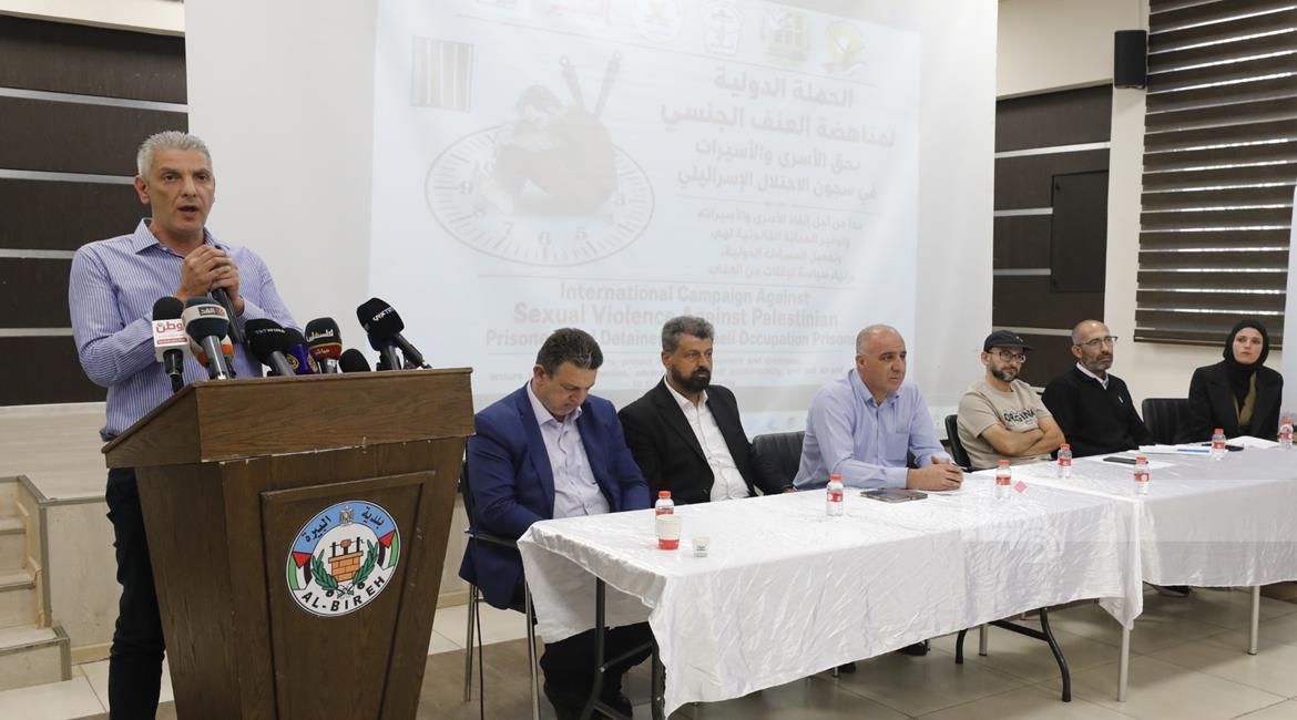 شهادات لأسرى محررين وعائلاتهم خلال مؤتمر في البيرة تدعو إلى تحرك قانوني دولي لملاحقة الانتهاكات داخل السجون الإسرائيلية