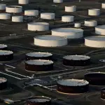 النفط يرتفع نهاية الأسبوع لكنه يسجل خسائر للأسبوع الثاني وسط ضغوط فائض المعروض