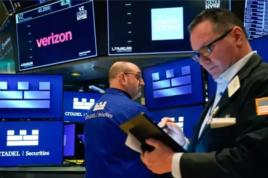 الأسهم الأميركية تتعرض لضغوط هبوطية مع تصاعد المخاطر الجيوسياسية وارتفاع أسعار النفط